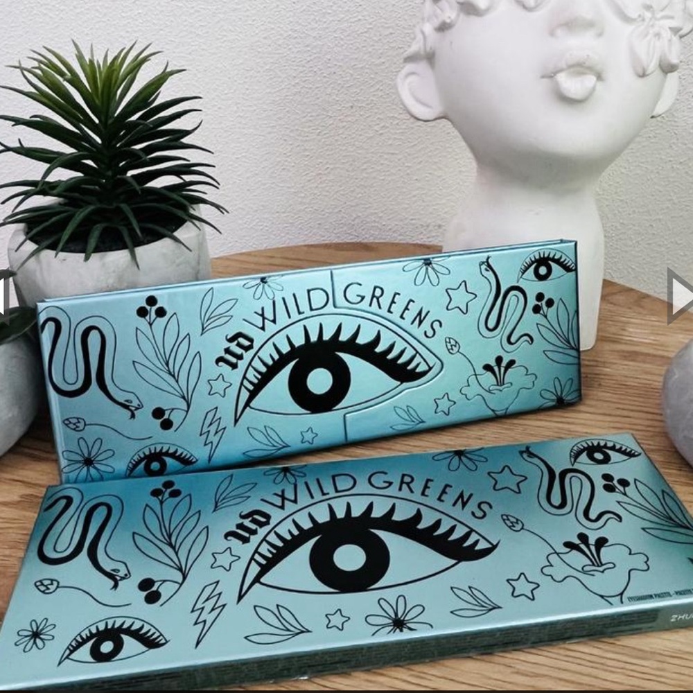 TRADED 💖 Urban Decay Wild Greens Eyeshadow Palette - Picture 2 of 10